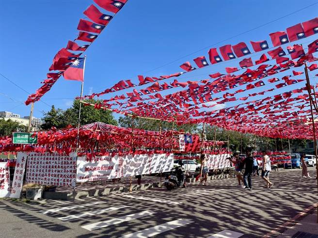 桃园市国旗屋米干店老板张老旺，连续第29年将在国庆日当天举办升旗典礼，忠贞新村旗海飘扬。（吕筱蝉摄）