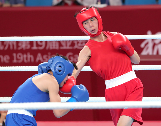 林郁婷（右）重拳攻击让对手难以招架。（郑任南摄）