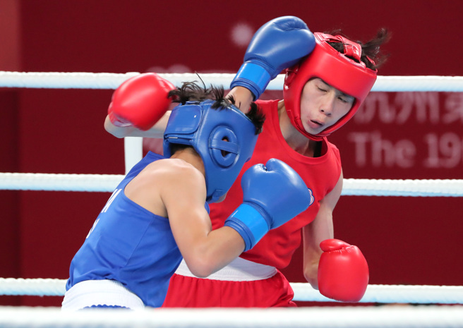 林郁婷（后）全力奋战。（郑任南摄）