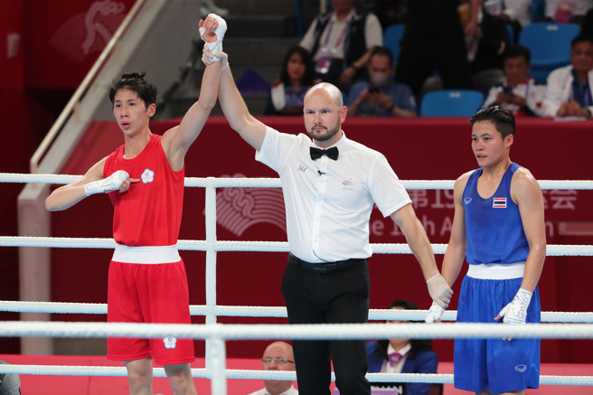 中华队林郁婷（左）晋级杭州亚运拳击女子57公斤级4强，确定至少铜牌，也收下巴黎奥运参赛资格。（郑任南摄）