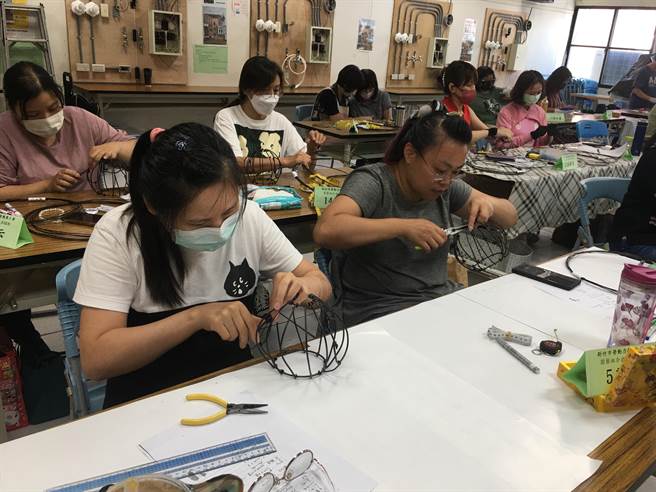 新竹市劳动力援助人员职业工会办理的「提升劳工自主学习计画─园艺组合盆栽制作班第02期」近日结业。（陈育贤摄）