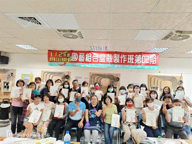 新竹市劳动力援助人员职业工会办理的「提升劳工自主学习计画─园艺组合盆栽制作班第02期」近日结业。（陈育贤摄）