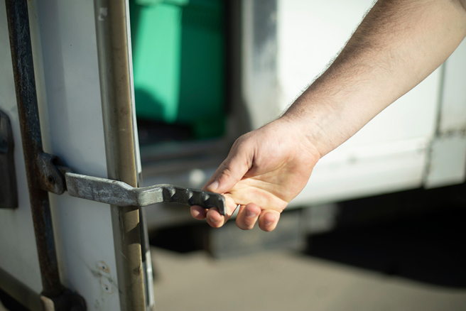 当车辆经过女子身边时，车斗尾门正好甩开，砸中了她的左肩，导致女子瞬间往前扑并重摔倒地。（示意图／达志影像）