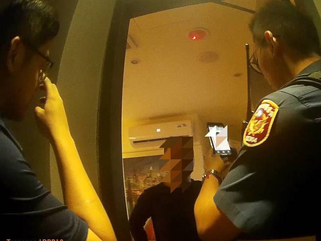 派出所长瞄到身分证件，最终只好坦承自己是徐姓男子（30岁），因涉及诈欺、毁损及伤害遭发布3条通缉。（警方提供）