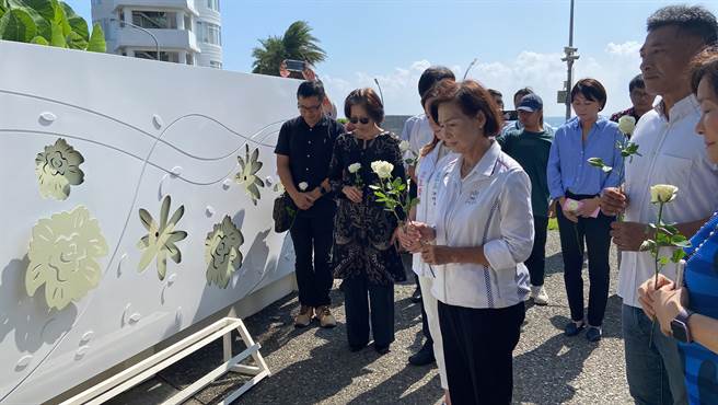 今由宜兰县长林姿妙、监察院委员纪惠容、立法委员陈琬惠、苏澳镇长李明哲等贵宾，带着无限的感恩与缅怀揭幕，并献上白玫瑰对所有劳工朋友的贡献表达最高敬意。（吴佩蓉摄）