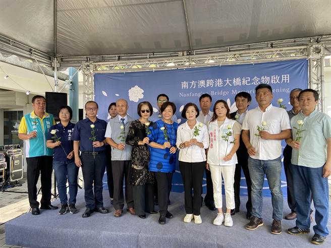 今由宜兰县长林姿妙（右4）、监察院委员纪惠容、立法委员陈琬惠、苏澳镇长李明哲等贵宾，带着无限的感恩与缅怀揭幕，并献上白玫瑰对所有劳工朋友的贡献表达最高敬意。（吴佩蓉摄）