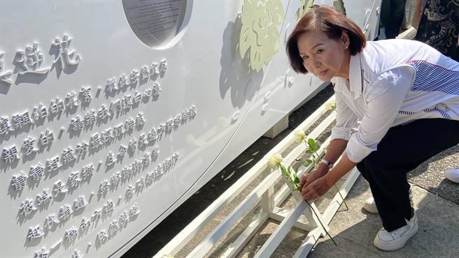 今由宜兰县长林姿妙、监察院委员纪惠容、立法委员陈琬惠、苏澳镇长李明哲等贵宾，带着无限的感恩与缅怀揭幕，并献上白玫瑰对所有劳工朋友的贡献表达最高敬意。（吴佩蓉摄）