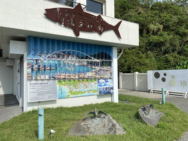 透过错位视觉移动方式，在同一个地方可看见两座不同时期的跨港大桥。（吴佩蓉摄）