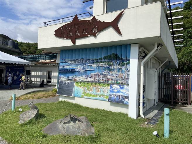 透过错位视觉移动方式，在同一个地方可看见两座不同时期的跨港大桥。（吴佩蓉摄）