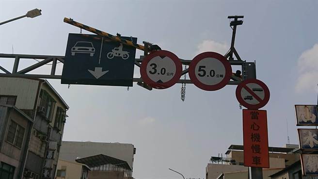 东门陆桥的限高标志。(蔡筱薇提供／曹婷婷台南传真)