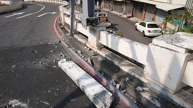 东门陆桥短短2周2度发生游览车误闯事件，这次还撞伤桥墩。(蔡筱薇提供／曹婷婷台南传真)