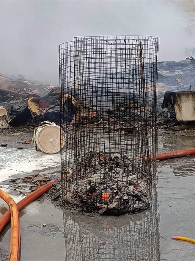 公寓住户在顶楼烧金纸，不慎酿成火警。（警方提供）