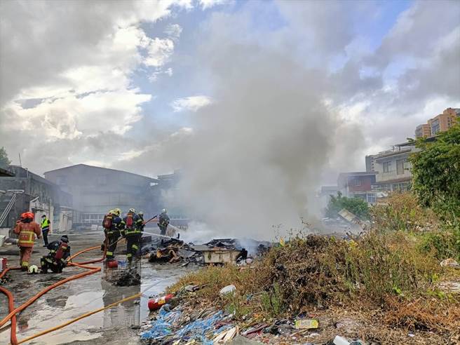 公寓住户在顶楼烧金纸，不慎酿成火警，所幸迅速由消防人员扑灭。（警方提供）