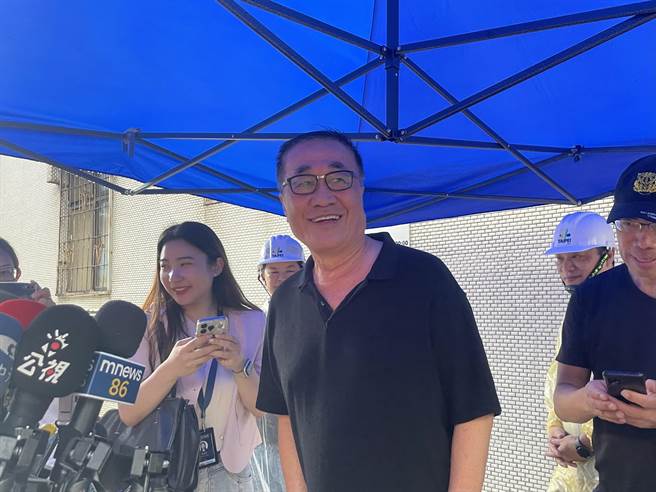 台北市副市长李四川前往基泰大直塌陷户拆除现场视察，他表示，对邻居说声抱歉，拆除工作确实带来周遭住户很大的困扰，拆除工作完成后，面对颱风来袭会比较安心。（刘彦宜摄）