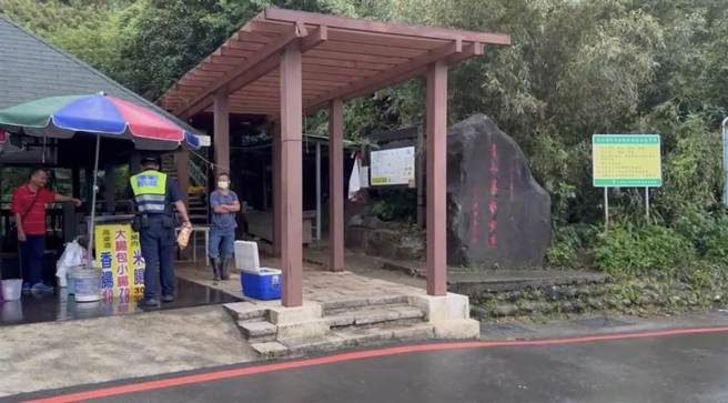 青山瀑布登山步道发生蜜蜂螫人事件，8名游客自行脱困跑到路边救援，目前步道已经拉起封锁线。（民眾提供）