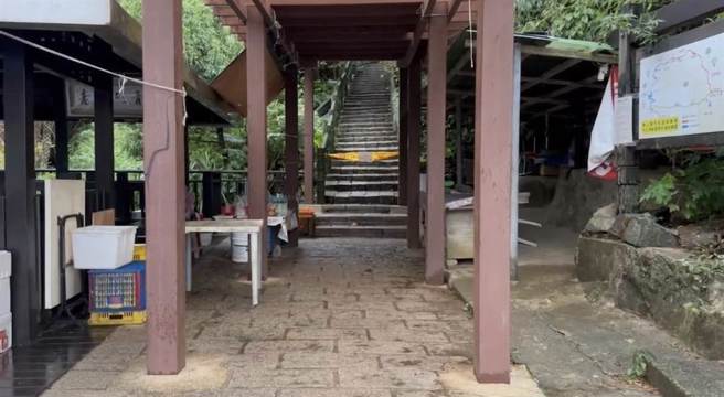 青山瀑布登山步道发生蜜蜂螫人事件，8名游客自行脱困跑到路边救援，目前步道已经拉起封锁线。（民眾提供）