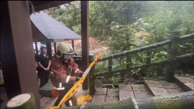 青山瀑布登山步道发生蜜蜂螫人事件，消防人员赶抵现场拉起封锁线。（翻摄画面）