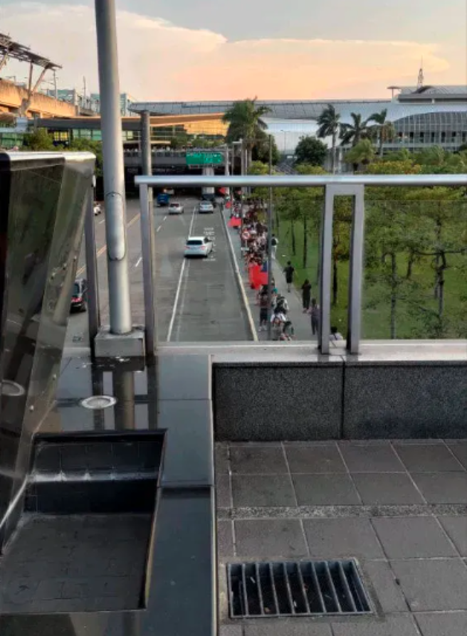 现场民眾分享，要搭乘自由座的人龙排进地下停车场。（翻摄自爆料公社）