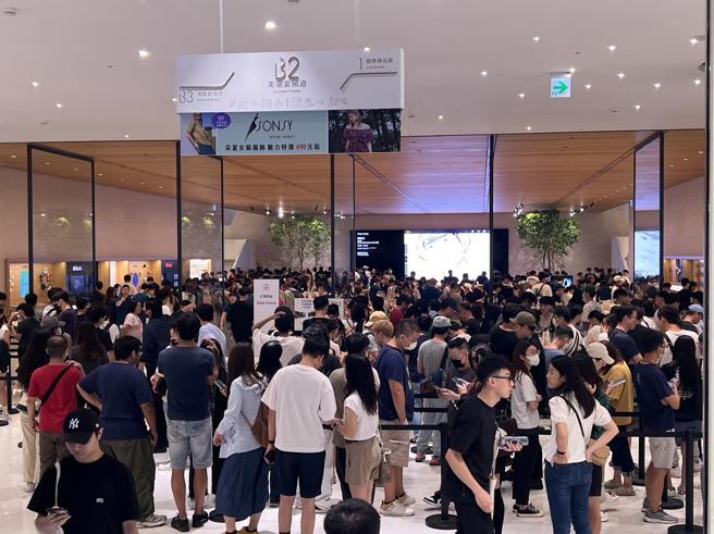 Apple Store直营旗舰店换机潮，中秋连假带动馆内餐饮人气。（远百信义A13提供）
