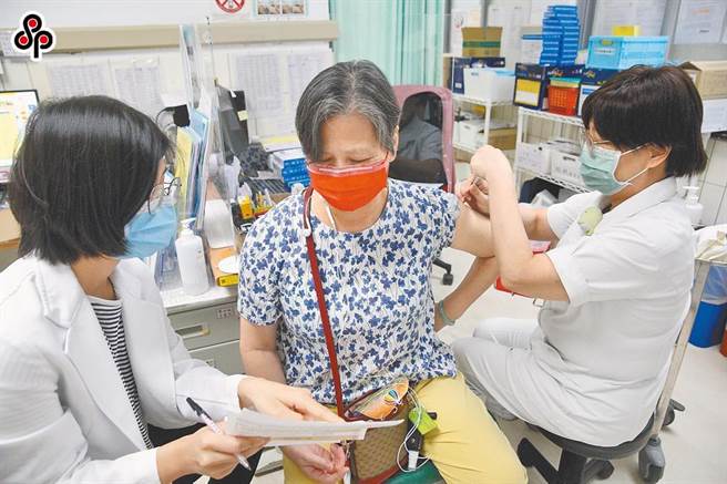 基隆市自10月2日起，开放65岁以上的长者接种流感、新冠及肺炎链球菌疫苗。（本报系资料照／张志康基隆传真）