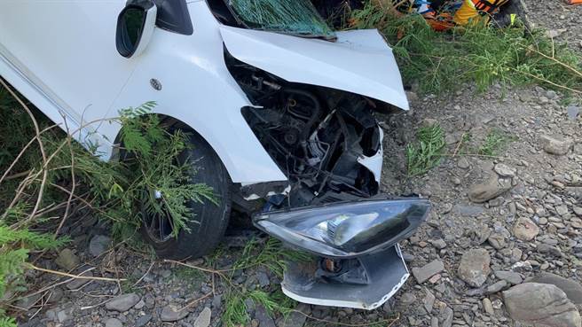 47岁邱姓男子1日驾车往屏东方向行经南迴公路447.5公里处时，因不明原因衝下边坡，进而连人带车坠落10公尺高的山谷，送医后不治。（警方提供／谢佳潾屏东传真）