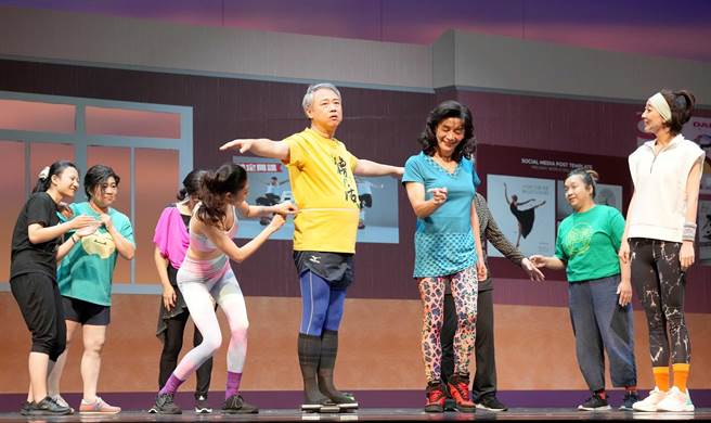 资深演员陈希圣（中）近期在舞台剧《人间条件8－凡人歌》饰演主角，诠释退休人士的心境。（张大鲁摄，绿光创艺提供／李欣恬台北传真）
