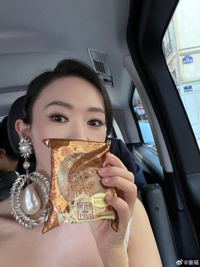 童瑶的耳环几乎和月饼一样大。（图／微博）