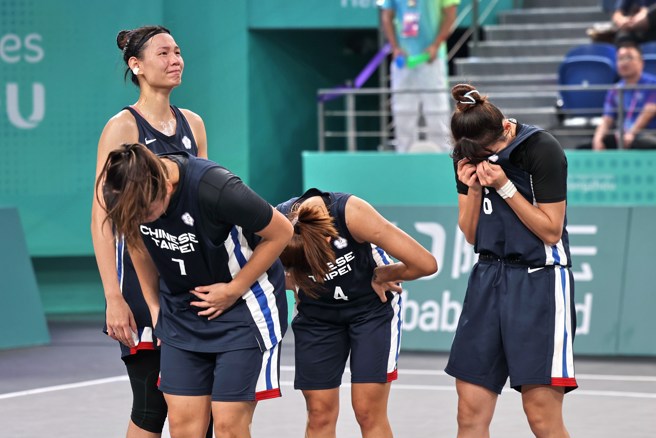 中华3X3女篮队赛后哭成一团。(中华奥会提供)
