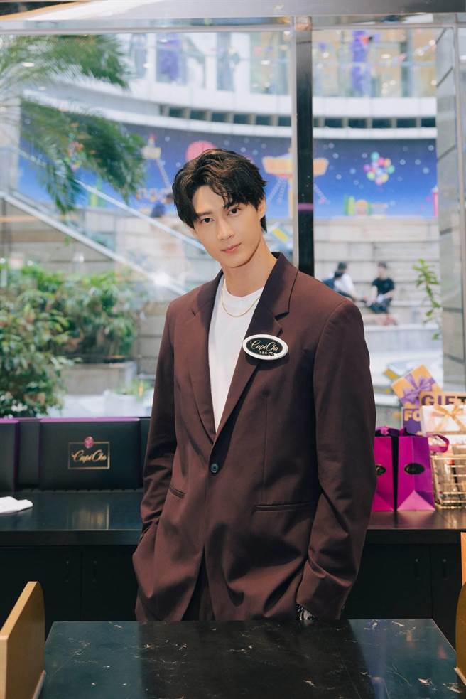 黄柏峰担任巧克力专门店一日店长。（艺能制造提供）