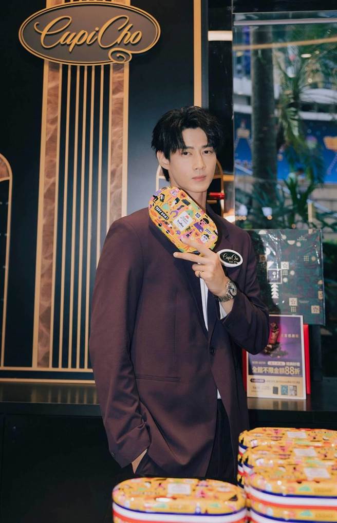 黄柏峰担任巧克力专门店一日店长。（艺能制造提供）