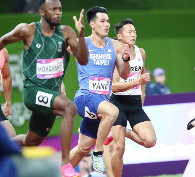 杨俊瀚（中）跑进杭州亚运田径男子200公尺决赛。（郑任南摄）