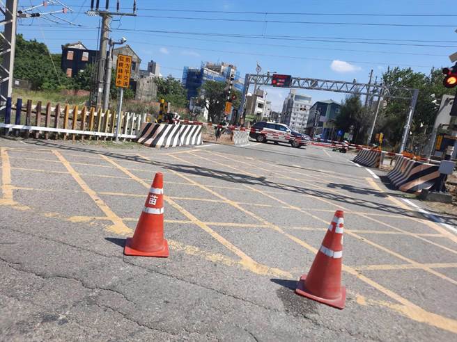 警方与通苑五南救难协会以三角锥挡在平交道前方。（民眾提供／李京升苗栗传真）