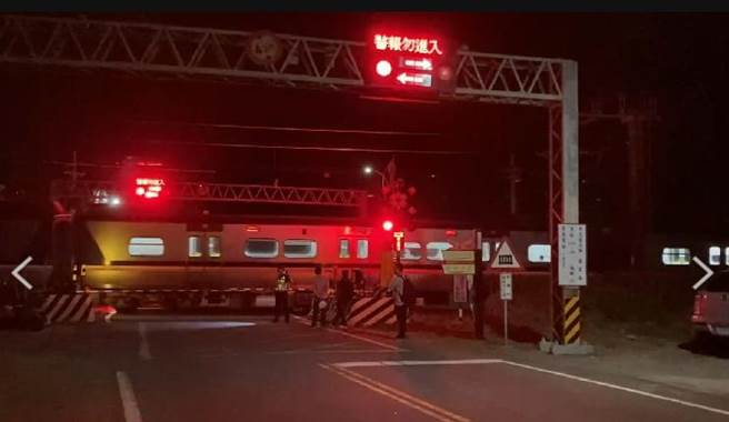 平交道号志傍晚又出问题。（民眾提供／李京升苗栗传真）