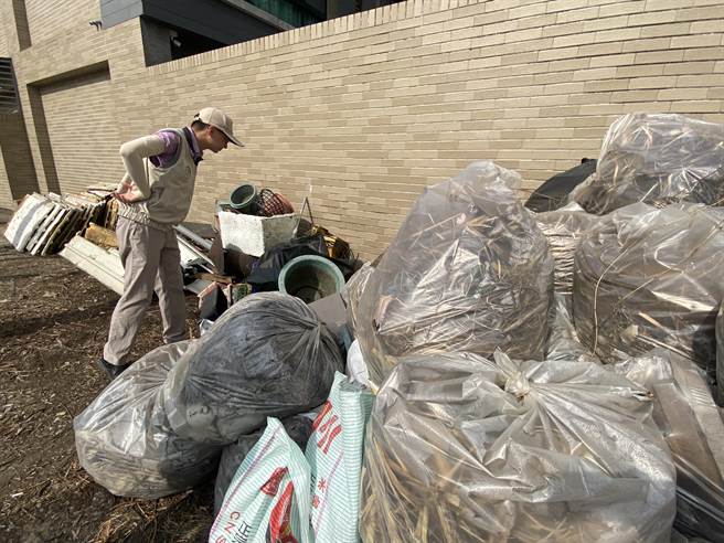 台南本土登革热累计1万1402例，疾管署副署长罗一钧今天走进仁德区巡查环境。（曹婷婷摄）