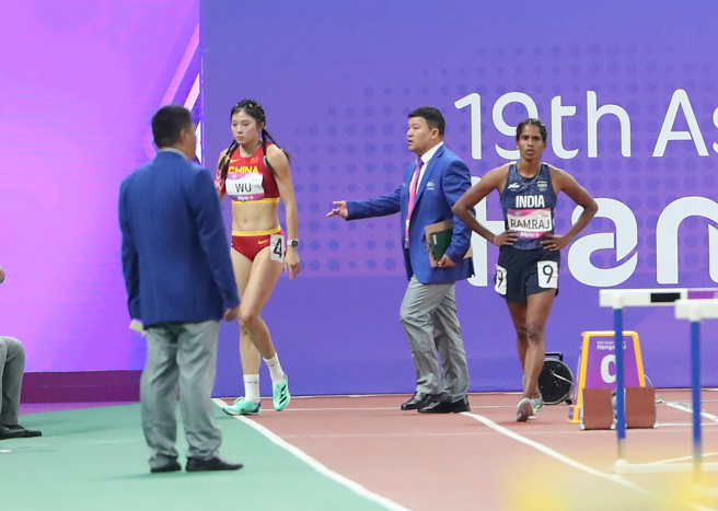 大陸田徑女將吳艷妮（左2）在杭州亞運田徑女子100公尺跨欄搶跑失格。（鄭任南攝）