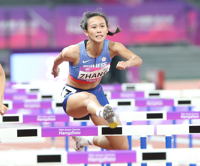 「跨栏正妹」张博雅在杭州亚运女子100公尺跨栏决赛跑出13秒31、第4名作收。（郑任南摄）
