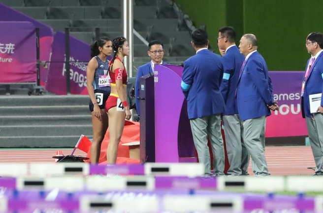 杭州亚运田径女子100公尺跨栏决赛出现提前起跑状况，比赛因此中断近10分钟。（郑任南摄）