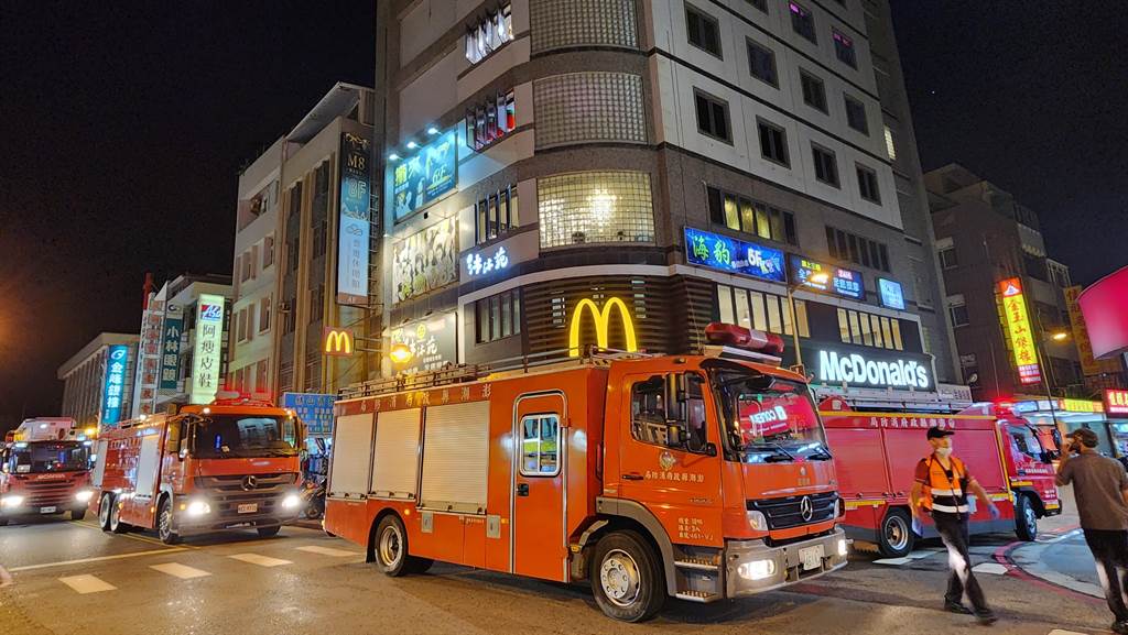 八大行業林立的麥當勞大樓傳出火警，警消大舉出動。（許逸民攝）