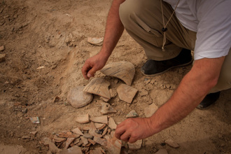 河邊洗手驚見史前陶片 專家徒手挖出5000年前大墓