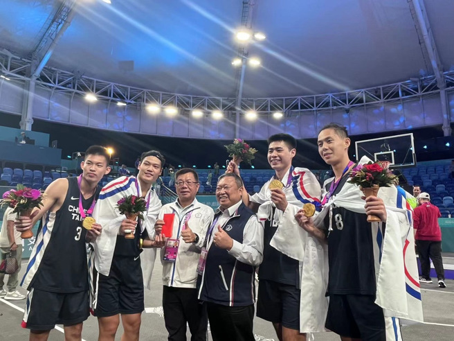 中华奥会主席林鸿道(右三)、代表团领队蔡家福(左三)到场发红包。(中华奥会提供)