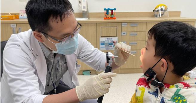 最近病毒满天飞，诊所内挤满看病患者，医师表示，过敏、反覆感染病菌会增加鼻窦炎机率，尤其孩童的鼻窦开口较小，更容易罹病。（示意图／报系资料照）