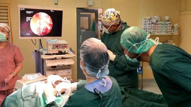 霉菌性鼻窦炎单靠药物治疗效果不佳，可考虑採取内视镜手术清除霉菌，若免疫力不佳，还需搭配抗霉菌药物。（示意图／国泰医院提供）