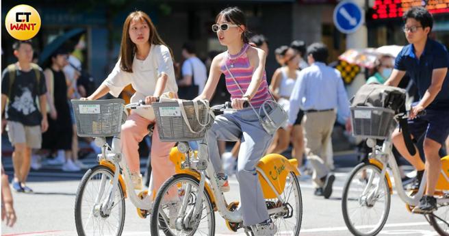 早晚温差让鼻过敏变得更严重，若控制不佳恐恶化成慢性鼻窦炎，最新研究显示，如果同时合併有鼻息肉，就算动手术仍可能反覆復发。（示意图／黄耀徵摄）