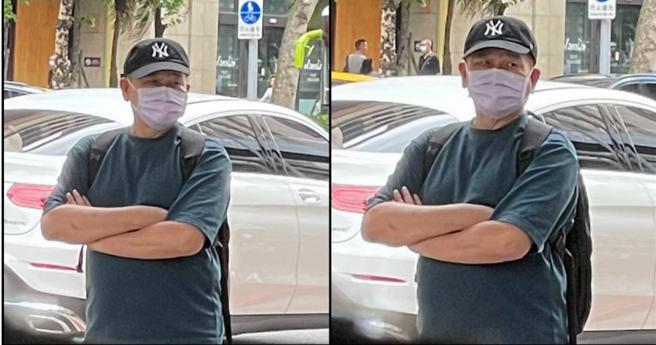 澎恰恰顶着艳阳在街边等人，眉宇之间很有戏。（图／读者提供）