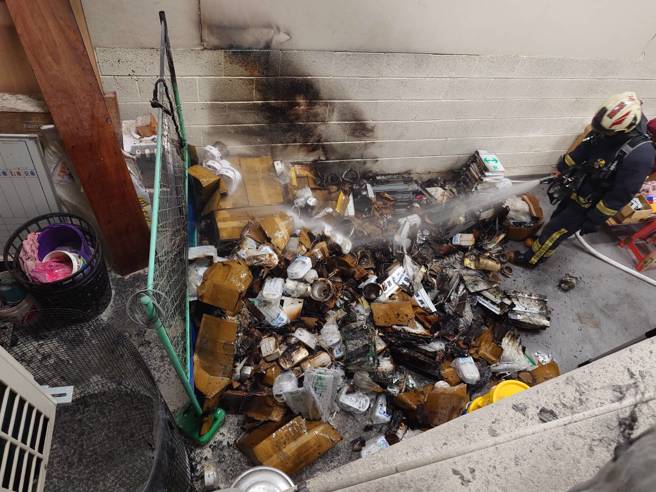 裕隆城火警原因曝光！开幕仅4天 地下室杂物蓄电池自燃。(读者提供)