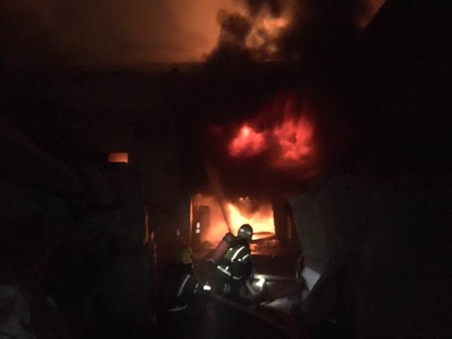 台南市后壁区2日凌晨3点多发生塑胶工厂火警，消防局紧急派出后壁、白河等消防分队赶至灌救。（读者提供／张毓翎台南传真）