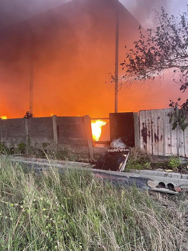 现场火光、浓烟窜天。（读者提供／张毓翎台南传真）