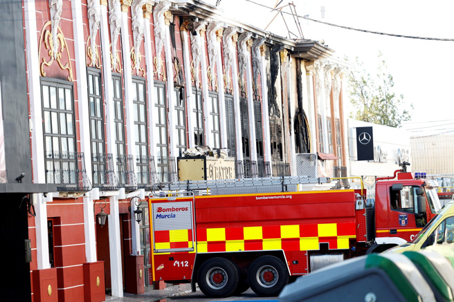 西班牙东南部穆西亚市（Murcia）多家毗邻的夜店发生火灾，至少造成13人死亡。图为发生大火的夜店。（图／路透社）