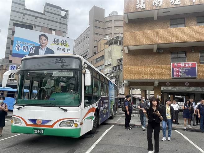 桃竹竹苗TPASS今上路，民代指出仍有許多路線民眾擠不上車。(呂筱蟬攝)