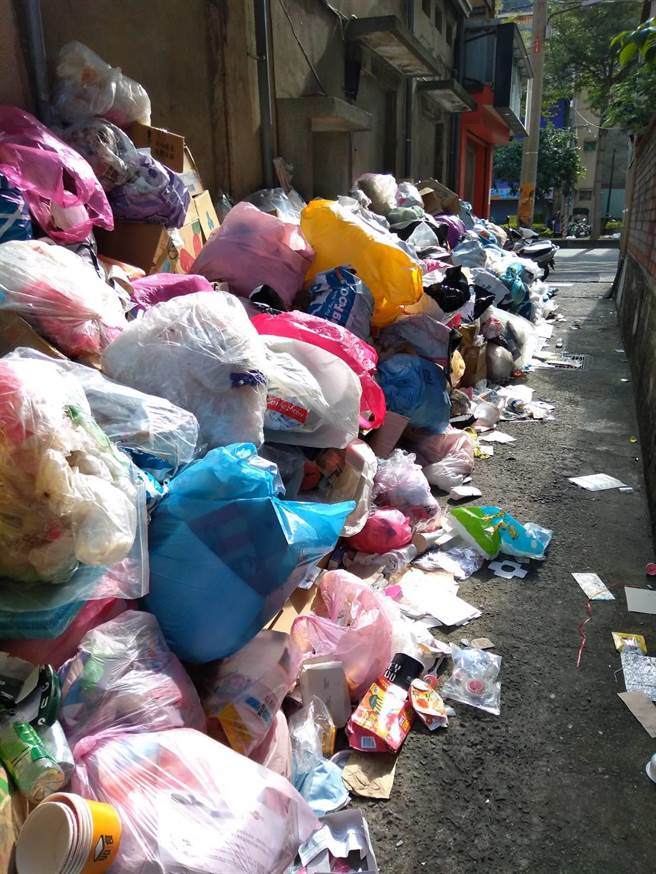 台中沙鹿區精華地段小巷弄，近期遭丟棄大量垃圾，一包包資源回收物堆積成山。（民眾提供／陳淑娥台中傳真）